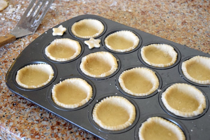 Mincemeat tart recipe: Mini mince tarts shells in pan