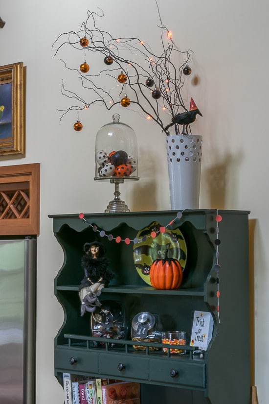 Easy and whimsical Halloween decorations and ideas. Mini candy bar, for all the trick or treaters in your home