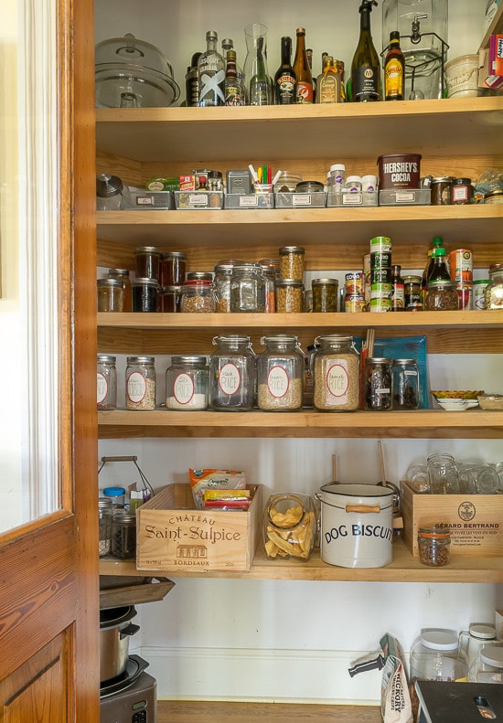 How to keep a clutter-free kitchen and pantry and how to organize my table linens.