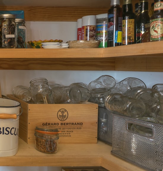How to keep a clutter-free kitchen and pantry and how to organize my table linens.