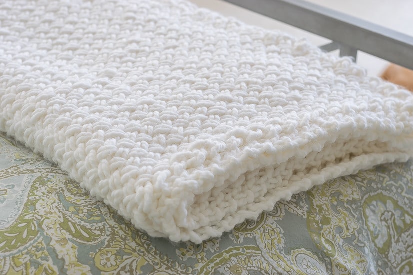 I ❤ this basket weave blanket pattern ! Instructions and a quick video showing how to make this Knit Blanket using the Diagonal Basketweave Stitch. Perfect DIY tutorial for your home decor or to give as a gift.