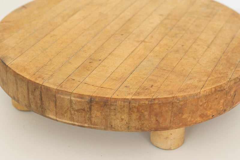 Round cutting board with feet.