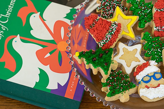 Decorating Christmas cookies: easy Christmas cookies on tray in den