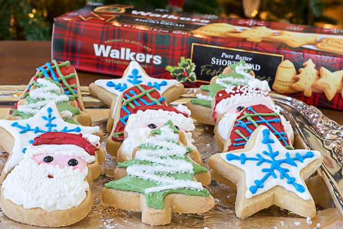 Christmas cookie decorating ideas: easy Christmas cookies, close up of tray of cookies