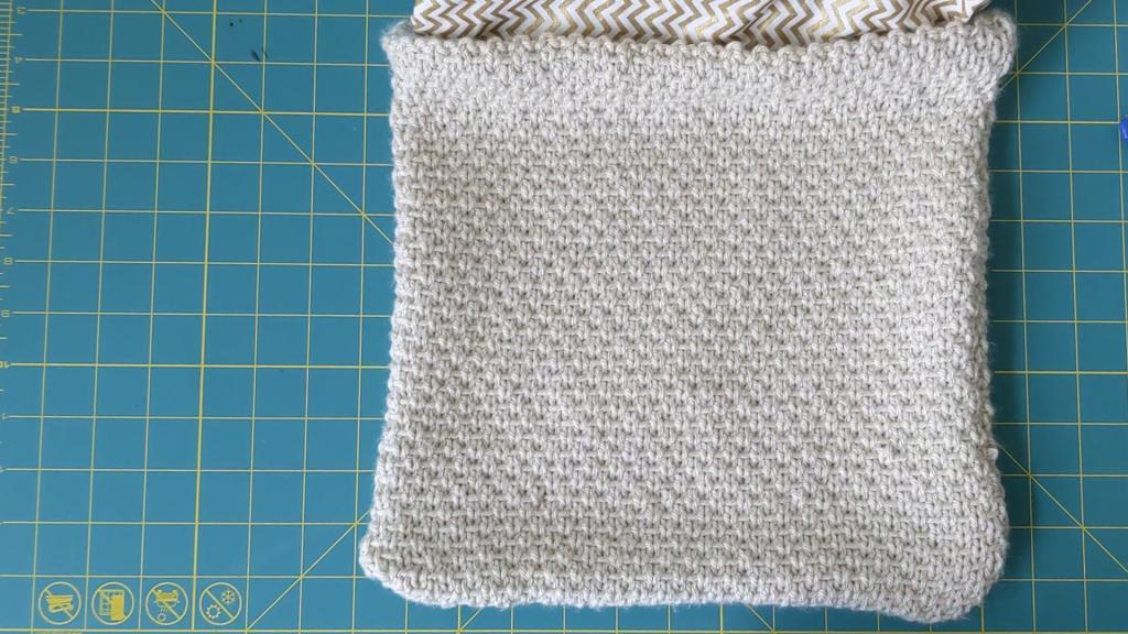 Knit Purse Pattern: close up to show how to tuck purse corners