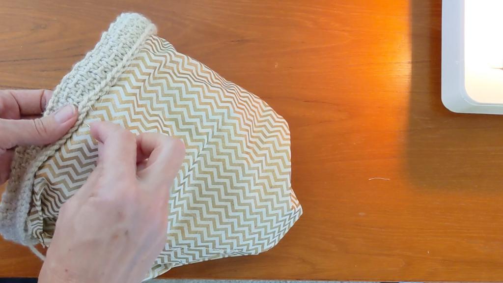 Knit Purse Pattern: Close up on how to attach fabric liner 