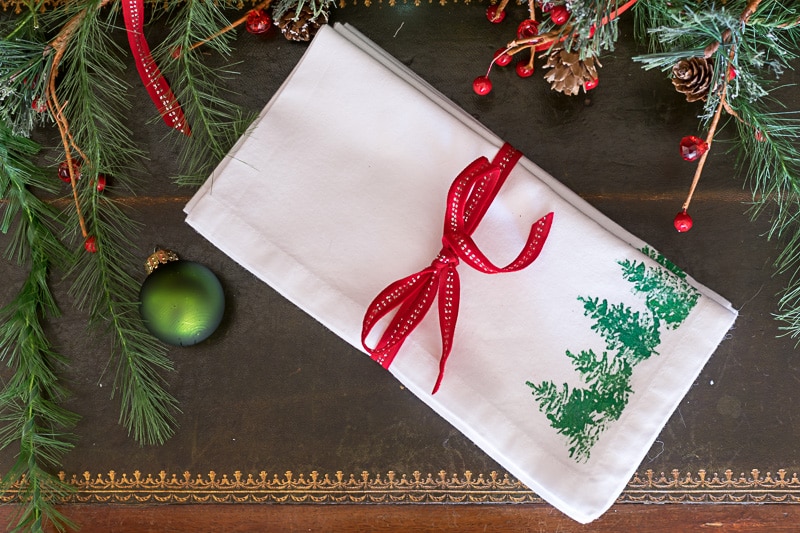 Stamped Fabric Napkins for Christmas: an easy DIY