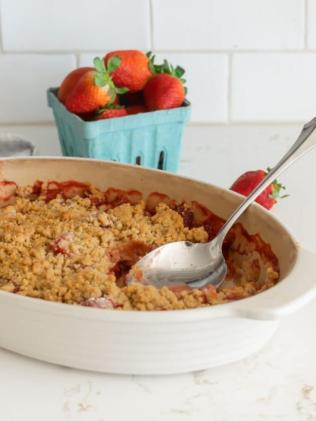 cropped-partial-baking-dish-of-strawberry-crumble-1-3.jpg