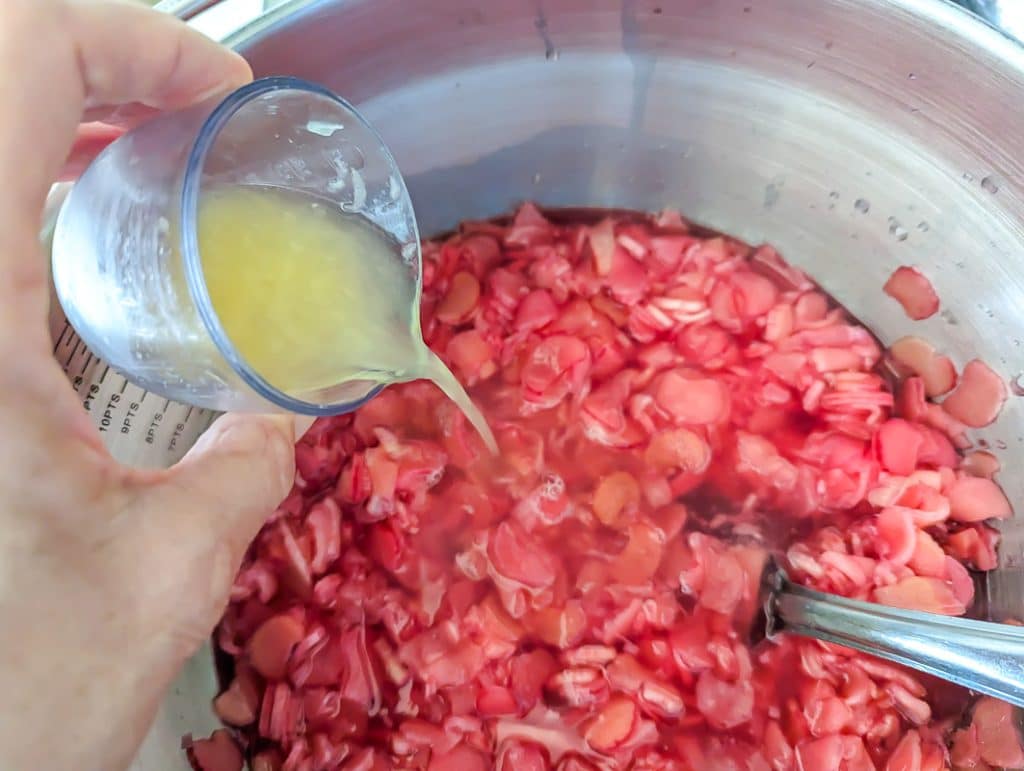 Add lemon juice to macerated rhubarb in jam pan.