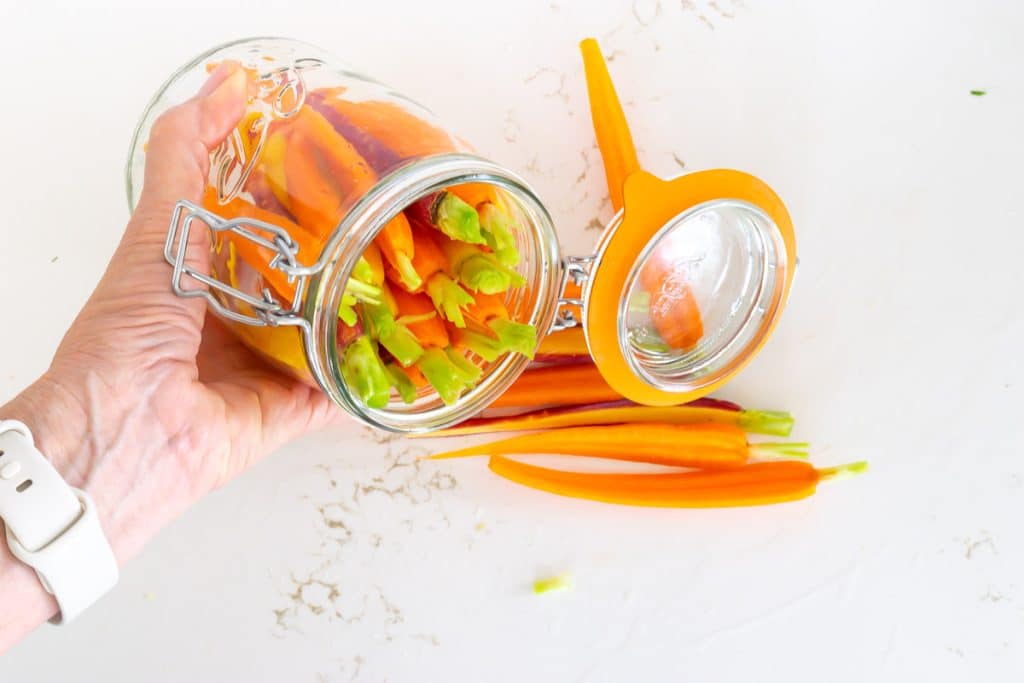 Slice carrots in a jar.