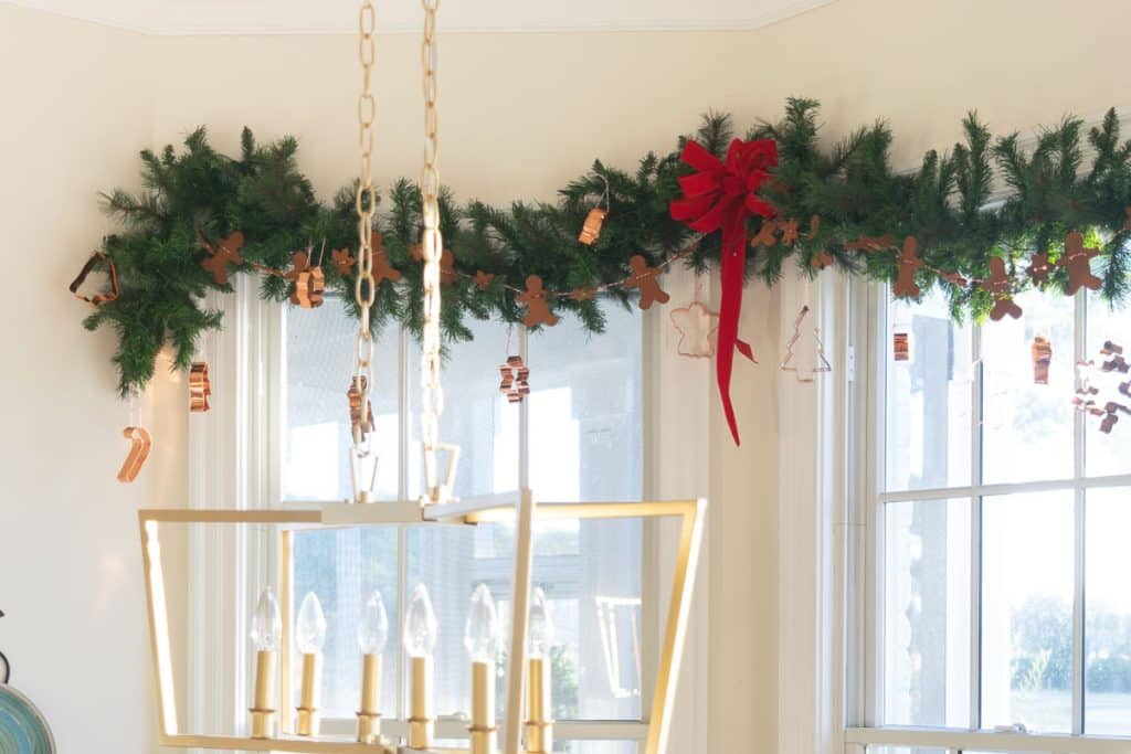 garland in breakfast nook