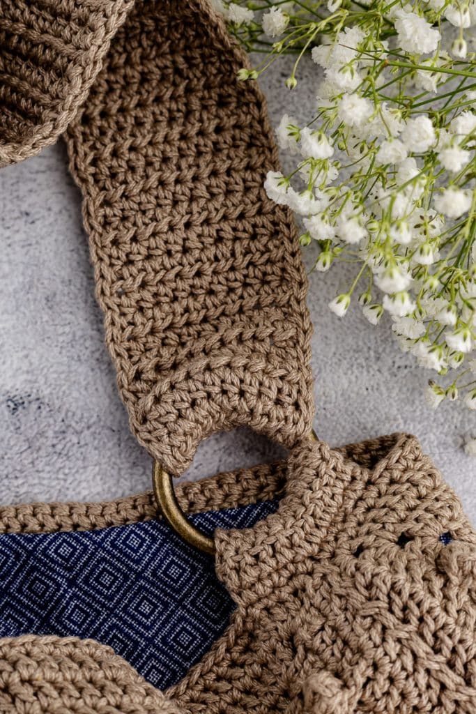 ring attaching strap to purse.