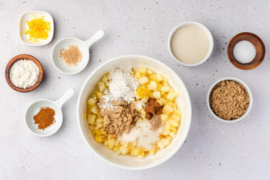 Mix apples with spices and flour.