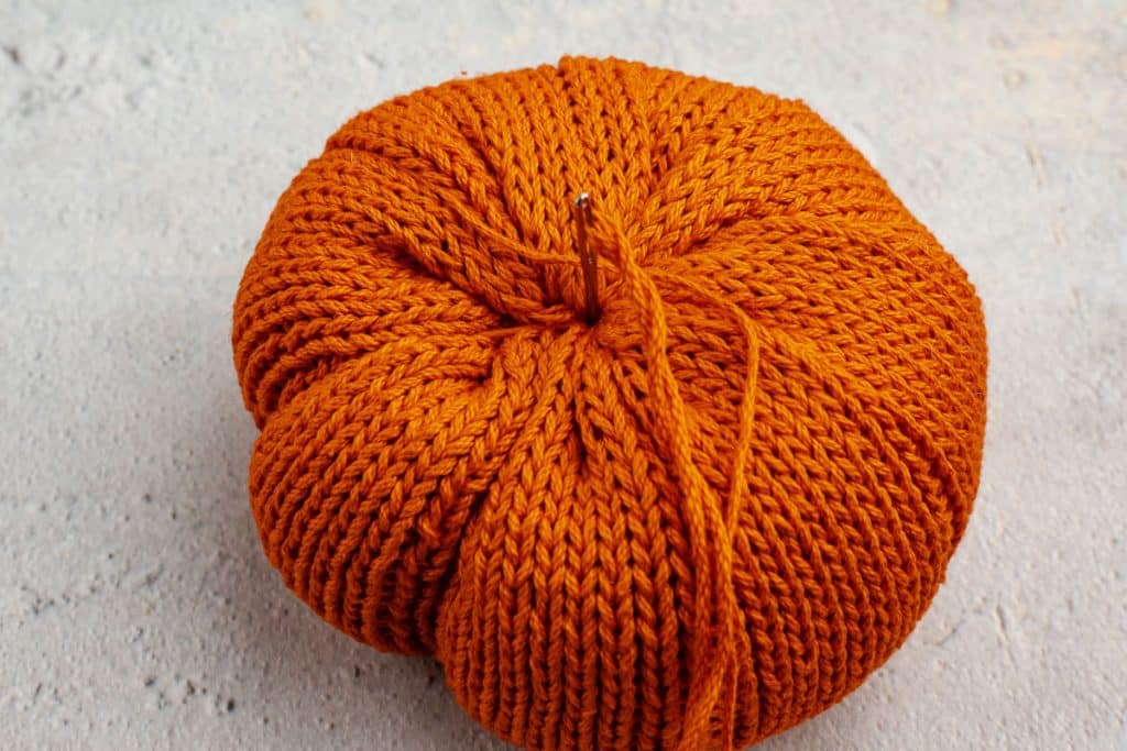 create ribs on pumpkin.