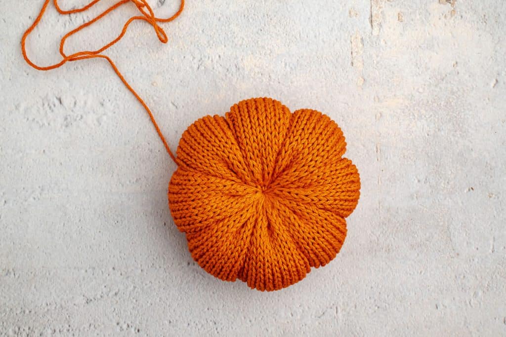 create ribs on pumpkin.