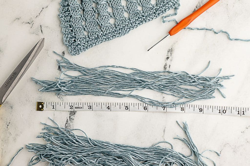 Cut yarn into 10" lengths.