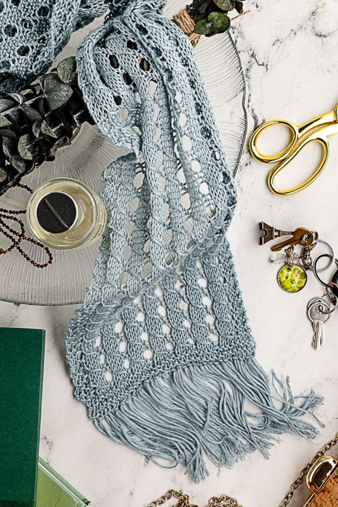 Finished scarf with tassels.