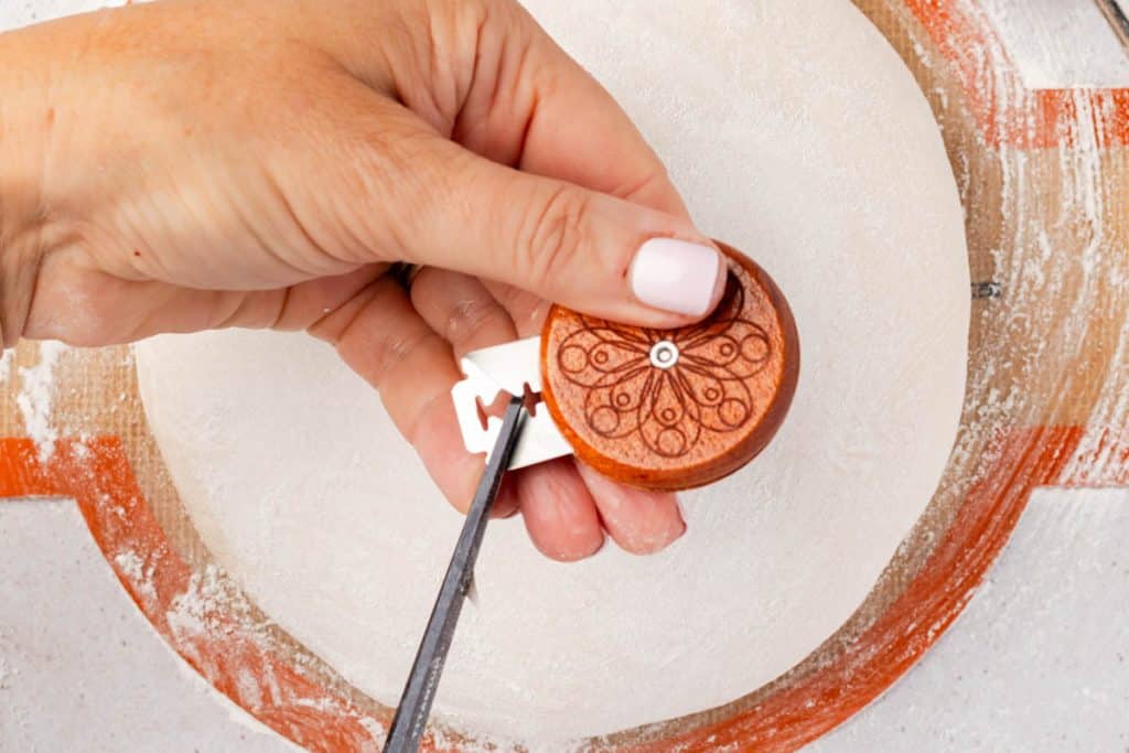 Cutting razor.